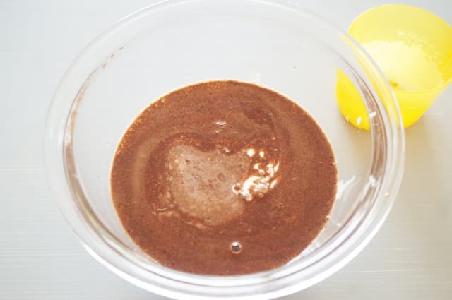 チョコレートと生クリームを混ぜ終えた画像