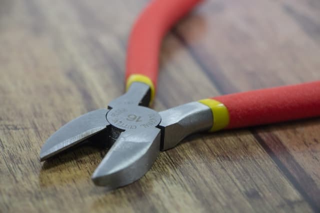 ニッパーの刃先