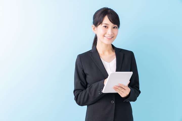 iPadを使用する女性のイメージ