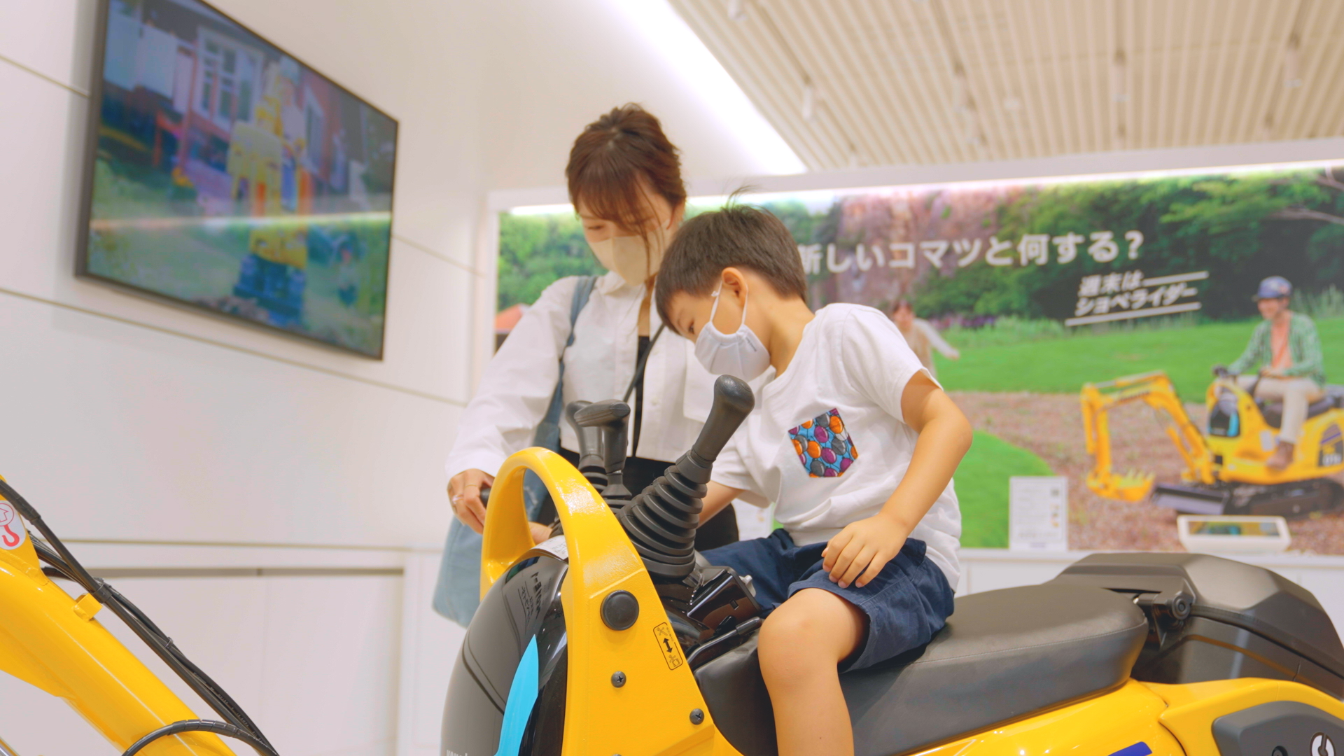 コマツショベルカー　電動ショベルカー ショベライダー」ってなんだ？ ショッピングモールにコマツの