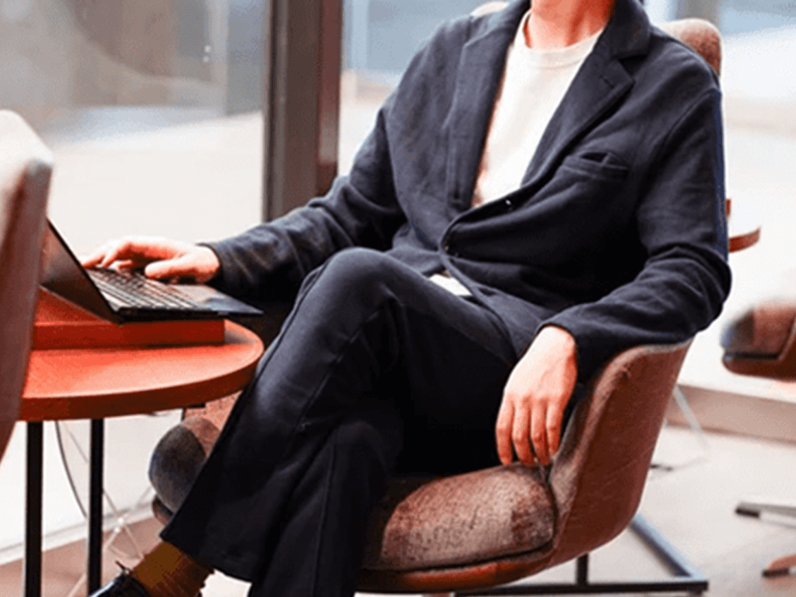 部屋着に見えないスウェットでリモートワークも楽にビシッと「吊り編み