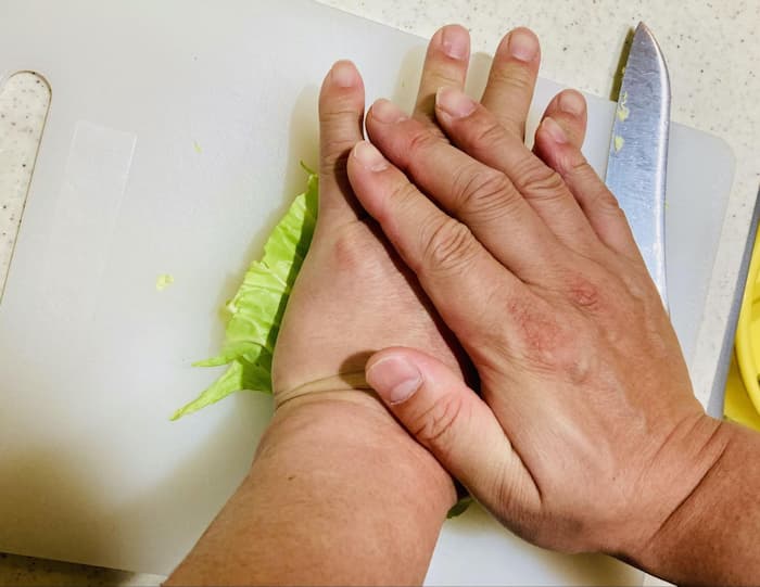 キャベツを押して薄くする写真