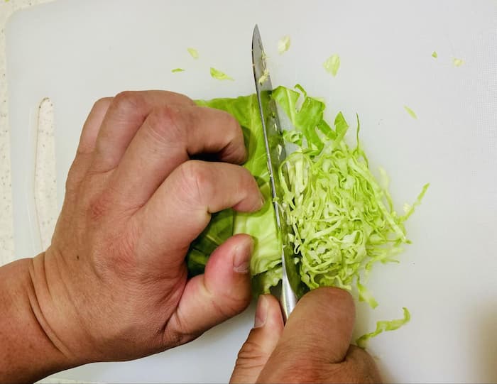 キャベツを千切りする写真