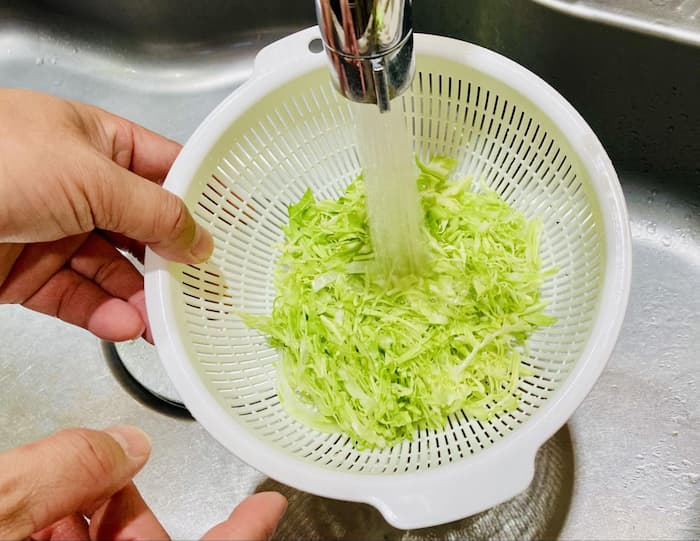 キャベツを水にさらす写真