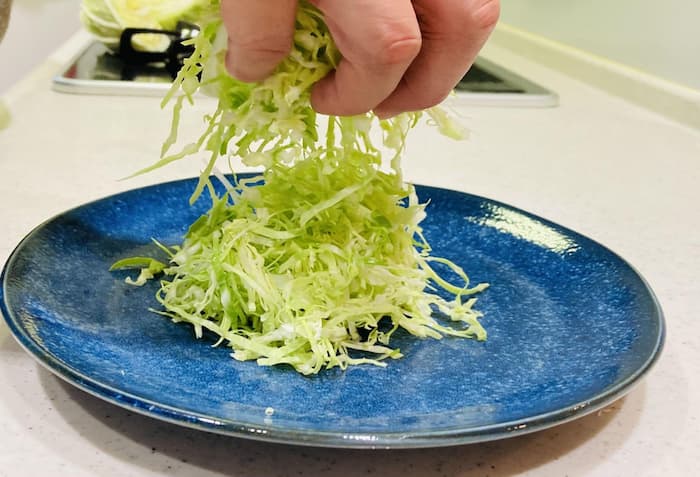 キャベツをふわっと盛り付ける写真