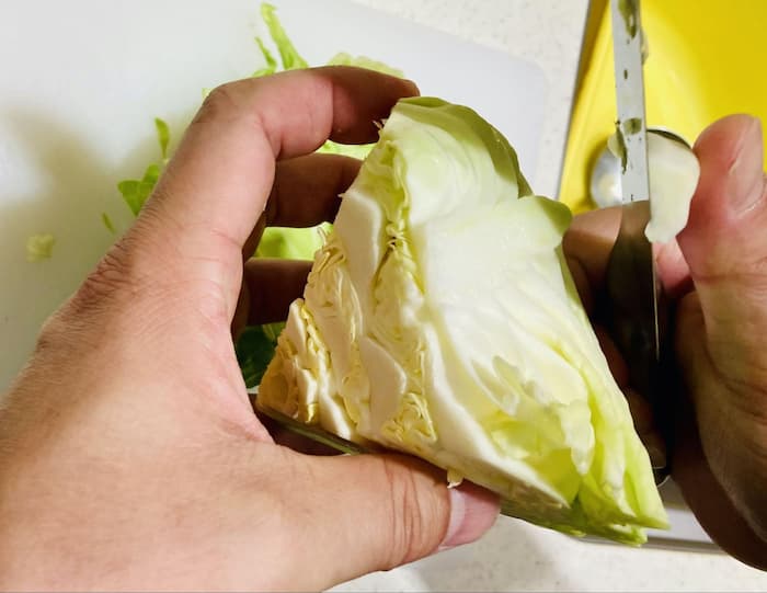 キャベツ・葉脈の軸を削ぎとる写真