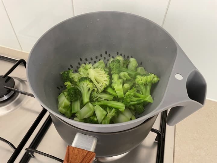 下茹でしたブロッコリーの写真