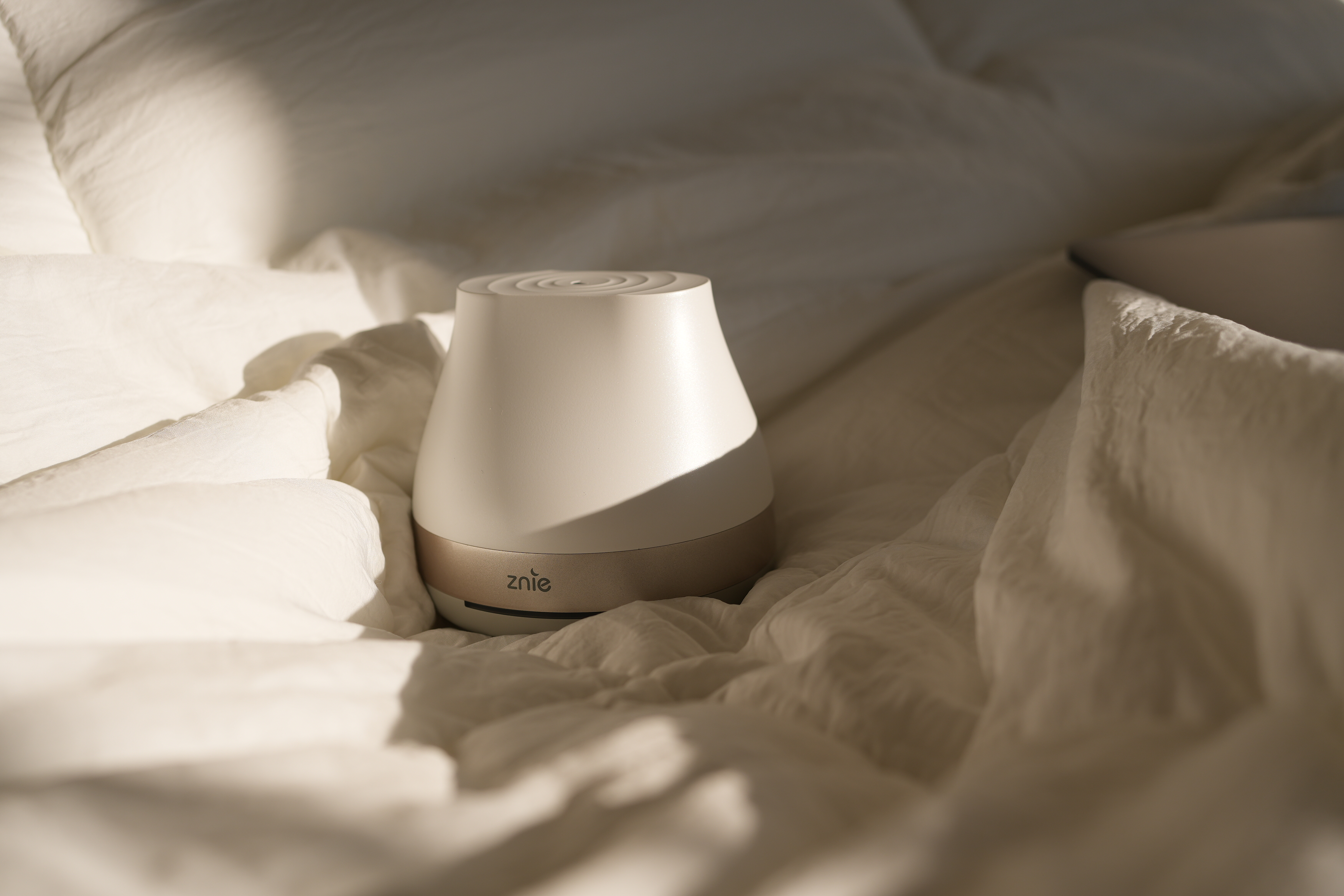 Znie Lite』快適な睡眠習慣をサポートするウェルネスデバイス Znie