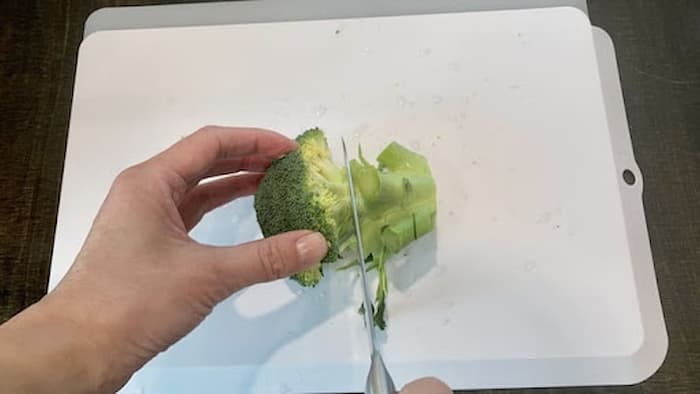 ブロッコリー中央の茎を切っている様子
