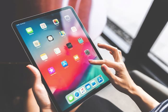 iPadを操作するイメージ
