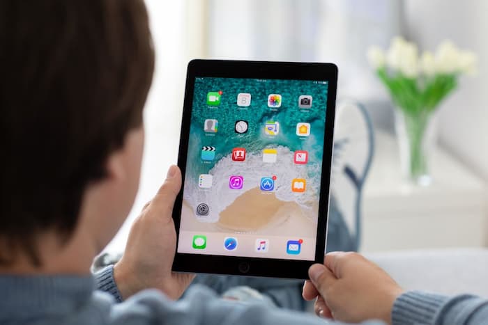 iPadを操作するイメージ