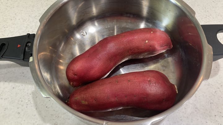 さつまいもを皮ごと蒸している写真