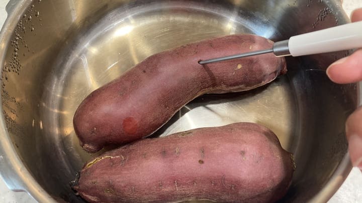 さつまいもに串を刺している写真