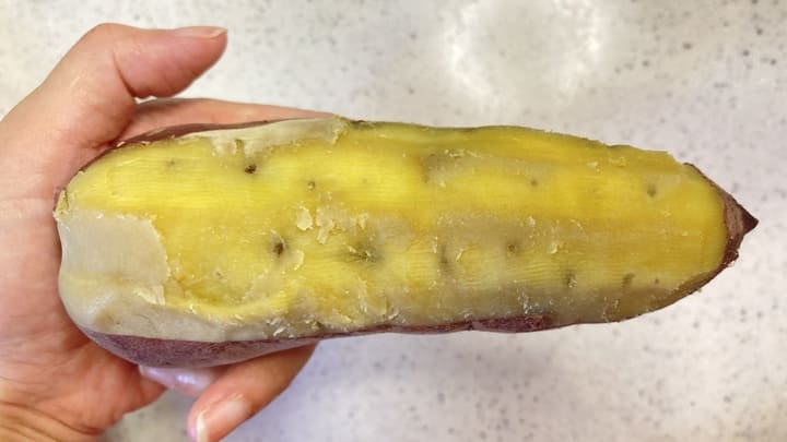 さつまいもの皮を剥いた写真