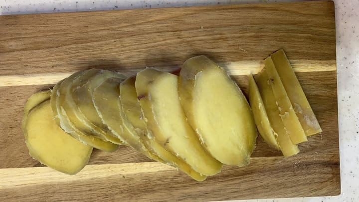 さつまいもを斜め切りにした写真