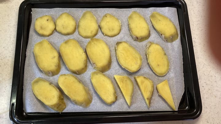 さつまいもを天板に並べた写真