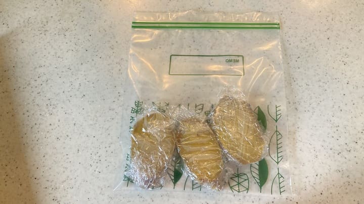 干し芋をファスナー付きの保存袋に入れた写真