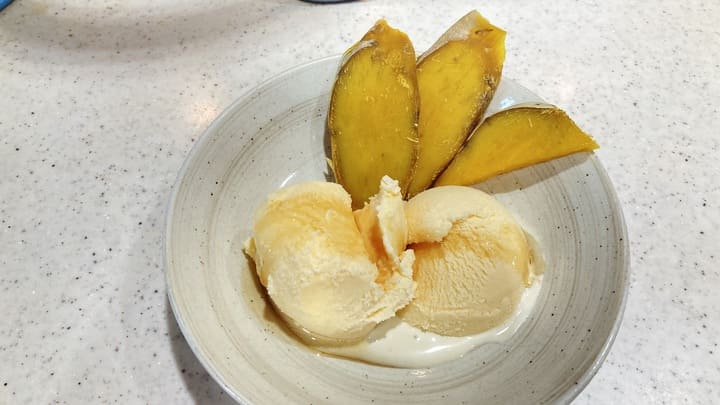 干し芋にアイスやシロップを添えた写真