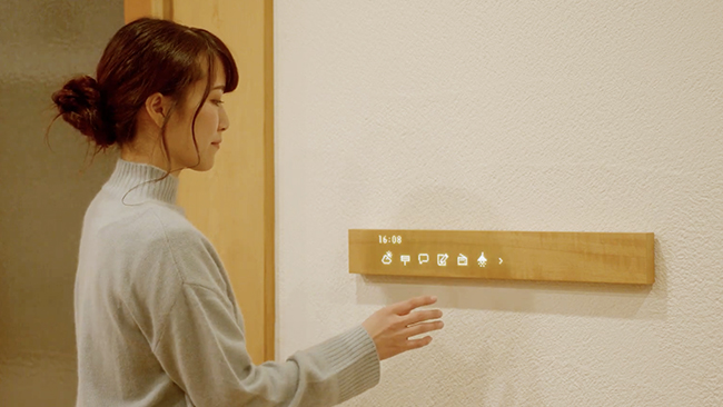 デジタル情報体験にあたたかみを。天然木のタッチパネル