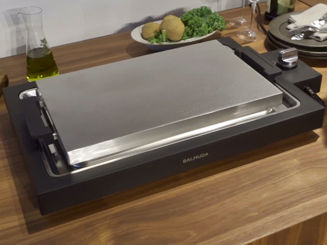 まるで鉄板焼き？ 分厚さがキモのホットプレート「BALMUDA The Plate