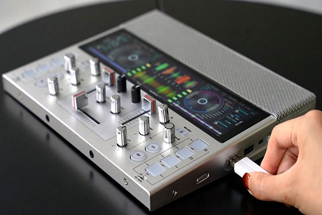 A4サイズのポータブルDJシステム「FJ1」どこでも持ち歩いてプレイ可能 A4サイズのポータブルDJシステム「FJ1」を細かく見て、裏話も