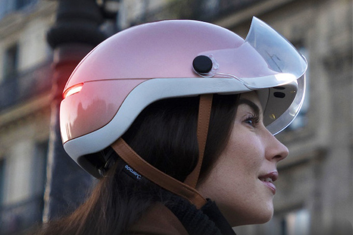 曲がります！」方向指示器搭載の自転車用ヘルメット「Overade LIFE