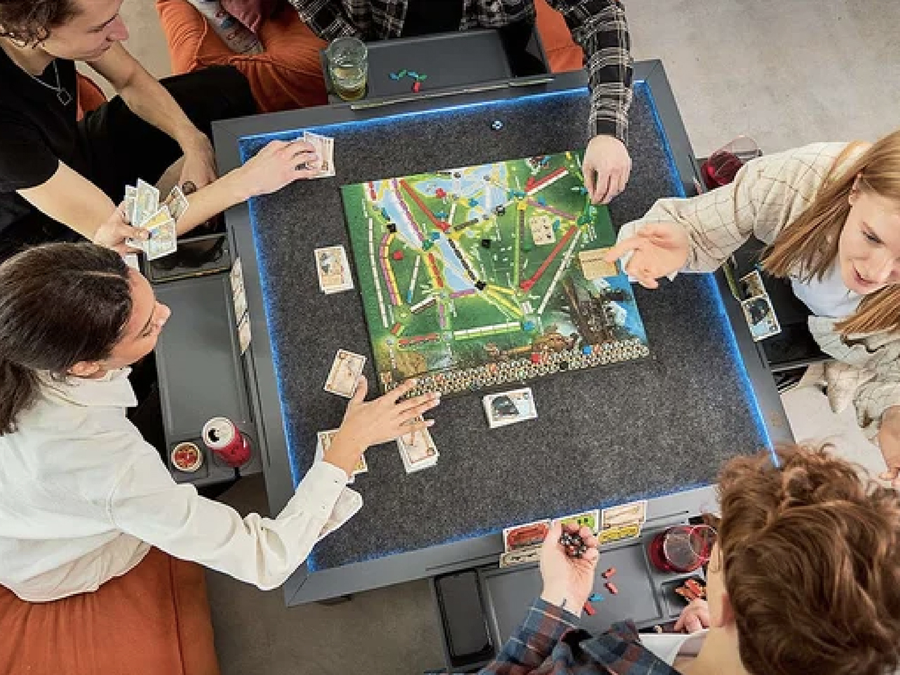 仲間と遊んで盛り上がる？ 本格ボードゲームテーブル「Le Table