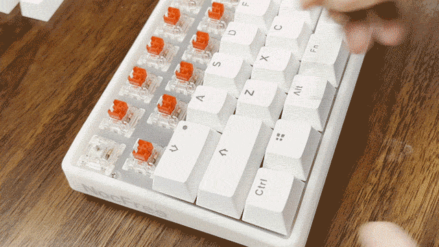 自然な姿勢でタイピング！ 左右分離型ワイヤレスキーボード