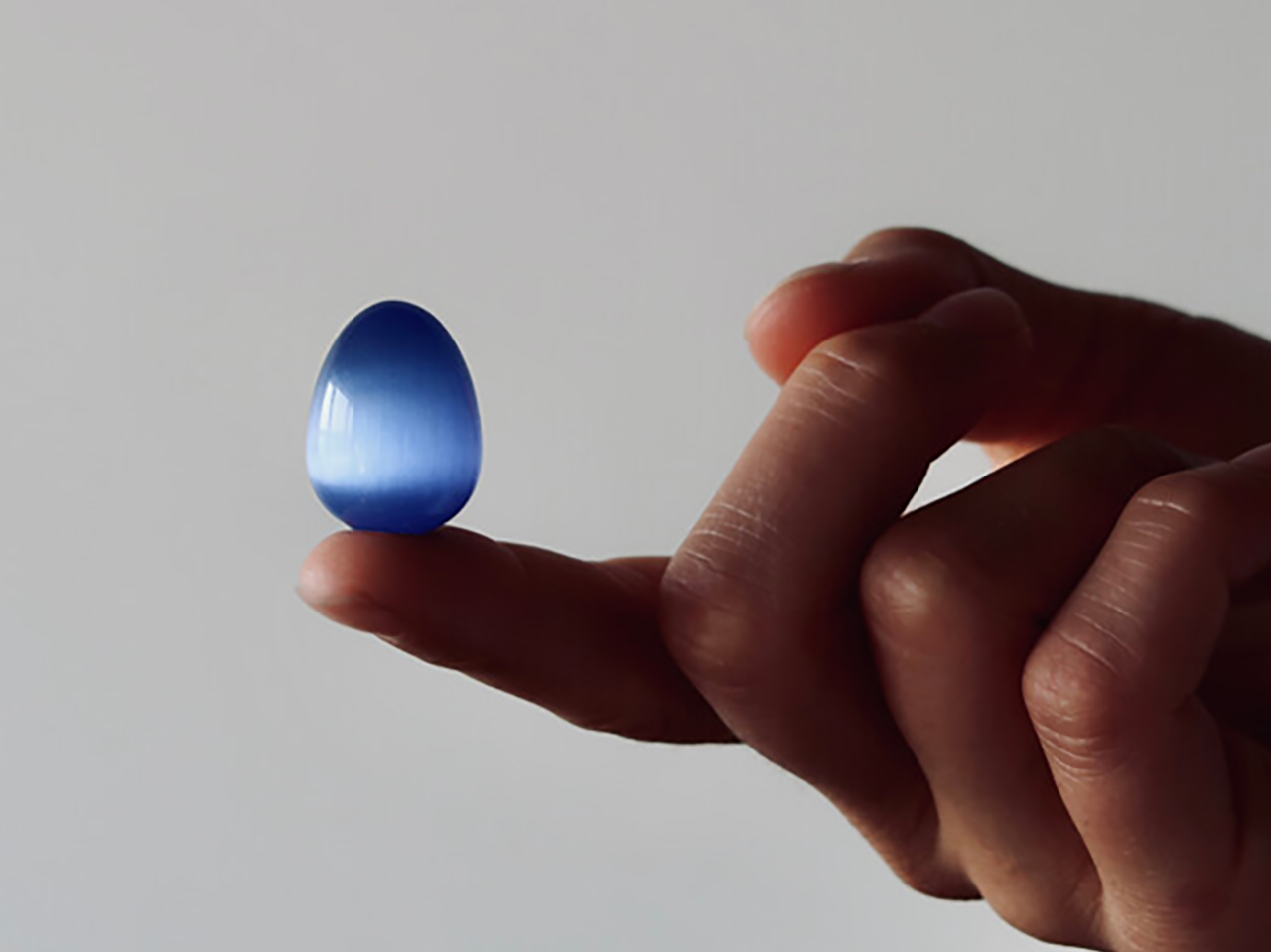 卵型オブジェ 触れると心安らぐ？ 天然素材の卵型オブジェ「Thinking Egg III