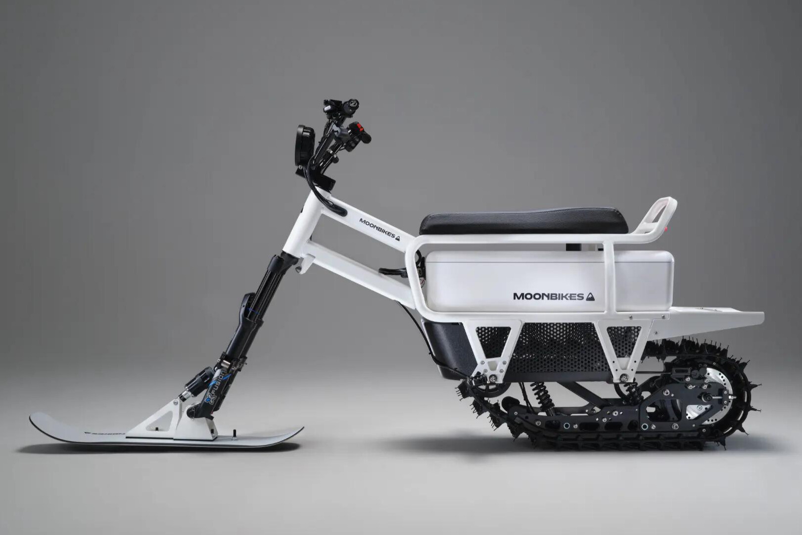 雪遊びの新定番？ 雪上を走り抜ける電動スノーバイク「MoonBike