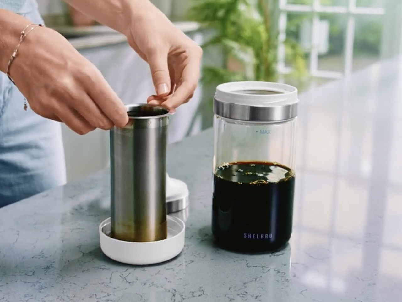 粉と水を入れて待つだけ！ 水出しコーヒーポット「SHELBRU