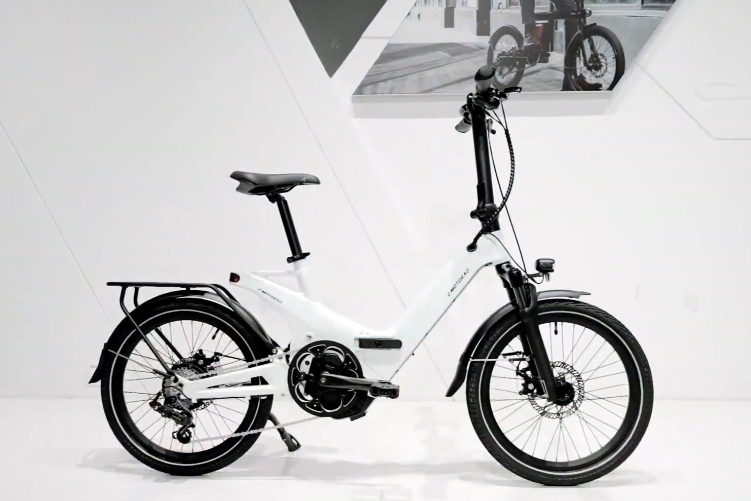 スカートでも乗りやすい折りたたみ電動アシスト自転車「EMOTORAD F046