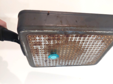 フライパンに磁石を近づけた様子