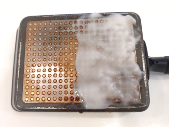 重曹ペーストを塗ったフライパンの裏側