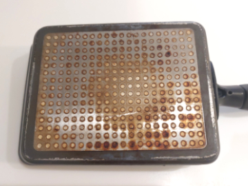 汚れたフライパンの裏側