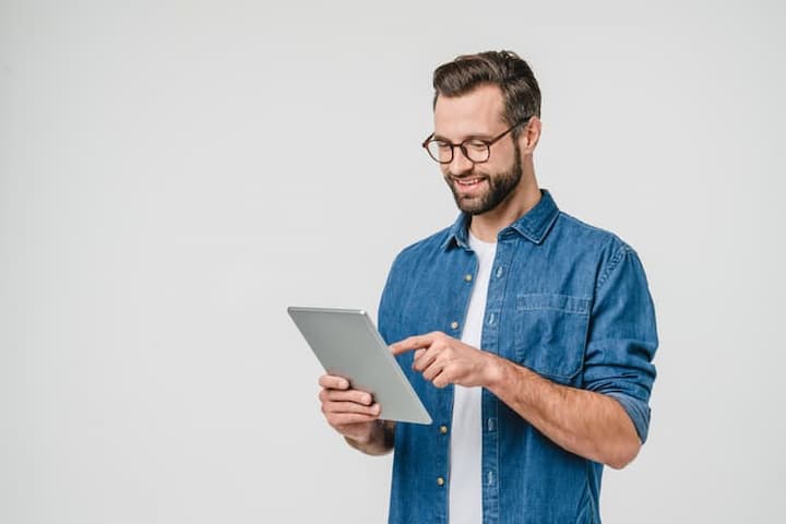 iPadを使用する男性のイメージ
