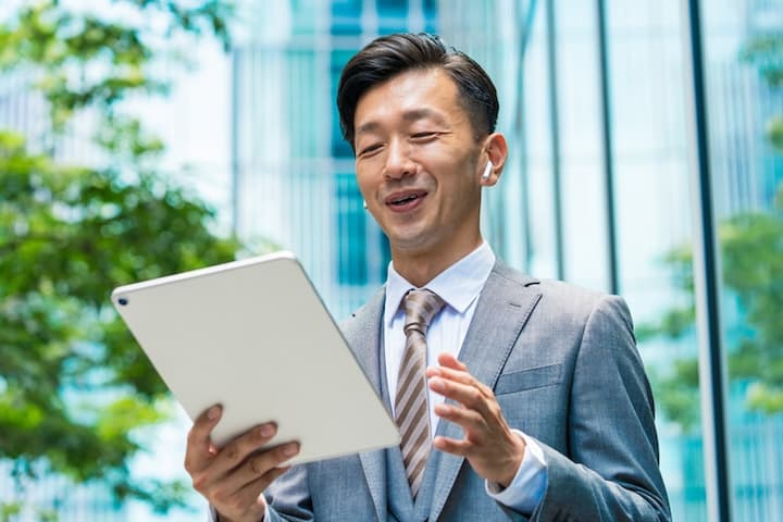 iPadを操作する男性のイメージ