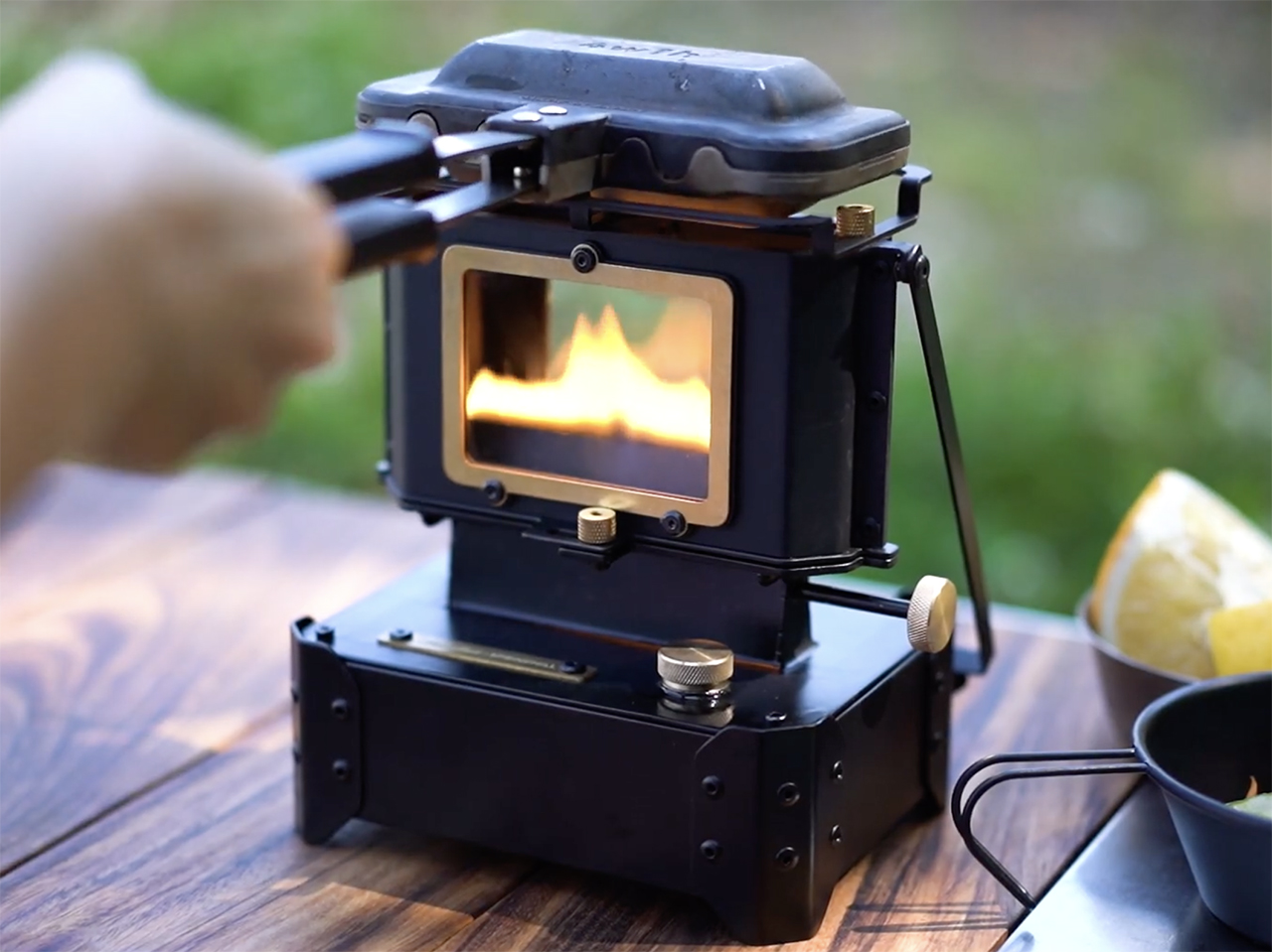 ソロキャンに特別感をプラス？ 卓上アイロンストーブ「FIREWAVE