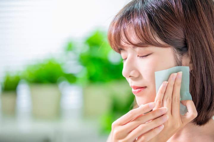 女性使用オイルブロッティングペーパー