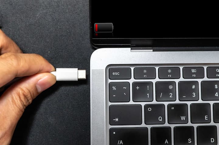 ノートパソコンを充電するイメージ