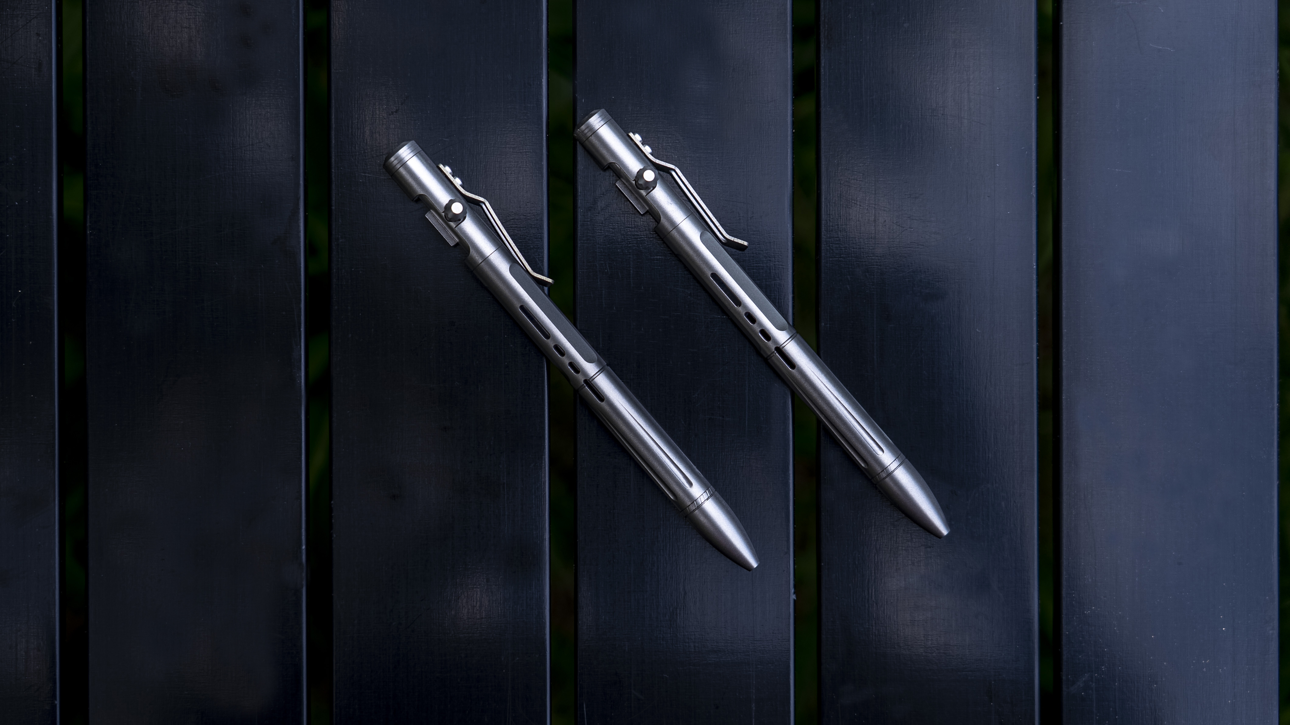 窓ガラスが割れる！ チタン製のボールペン「Titanium Bolt Pen