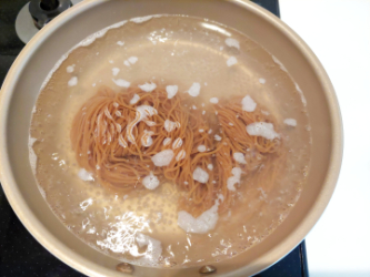 ベースパスタアジアンを茹でている写真