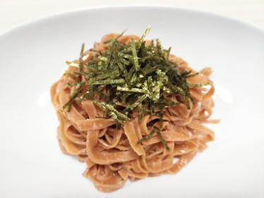 ベースパスタフェットチーネにソースを絡めた写真