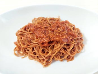 ベースパスタアジアンにボロネーゼソースを絡めた写真