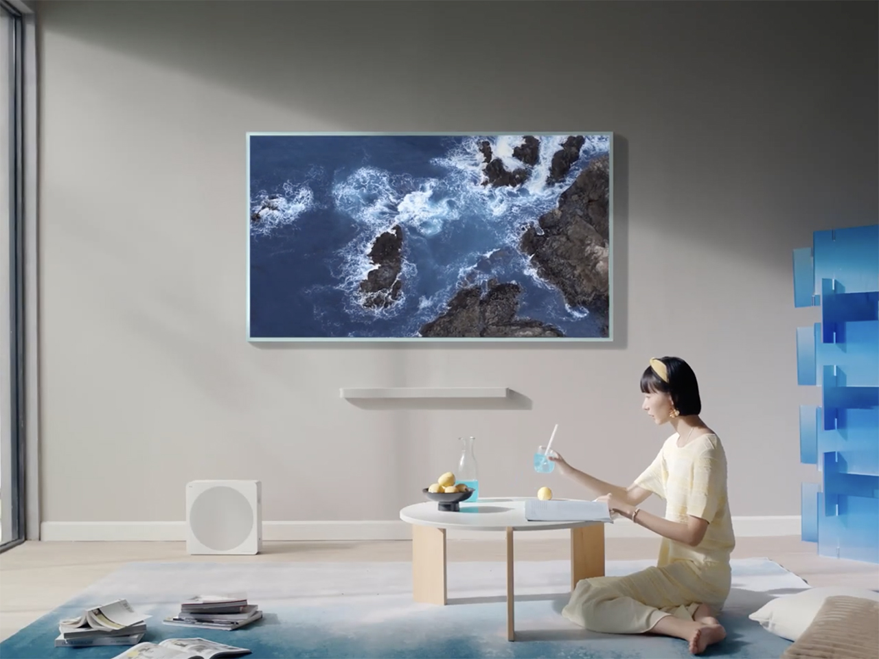 絵画のように飾りたくなる？ 厚さ2.8cmの壁かけテレビ「TCL A300W