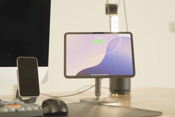 iPadをのせるだけで充電、角度調節できるスタンド「REDBEAN P2スタンド