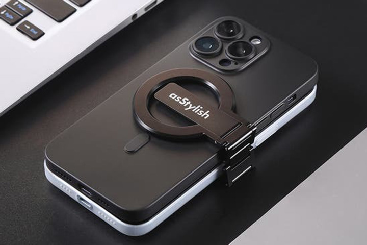 スマホ2台持ちに！ マグネットで連結できるデバイスホルダー「Twins