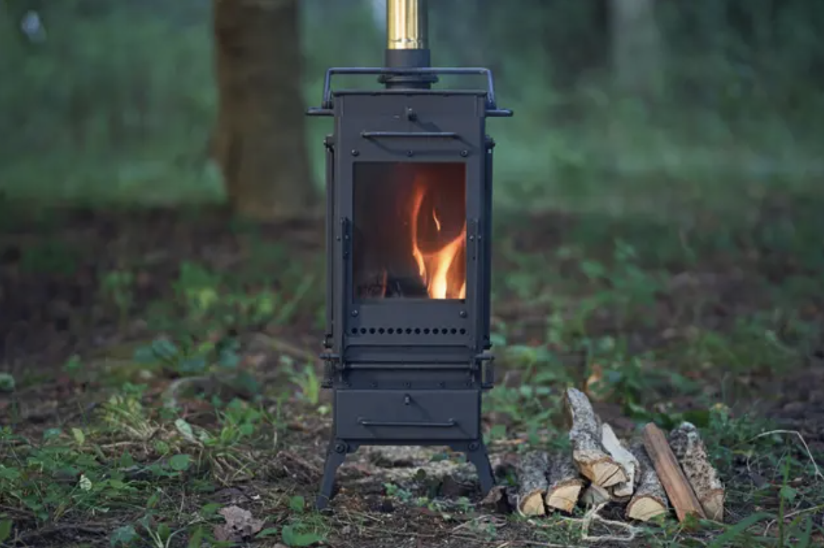キャンプ好きが作ったキャンプ好きのための縦型薪ストーブ「Flame