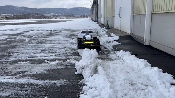 屋内からぬくぬく雪かき？ 北海道の大地が育てた無人除雪機「除雪