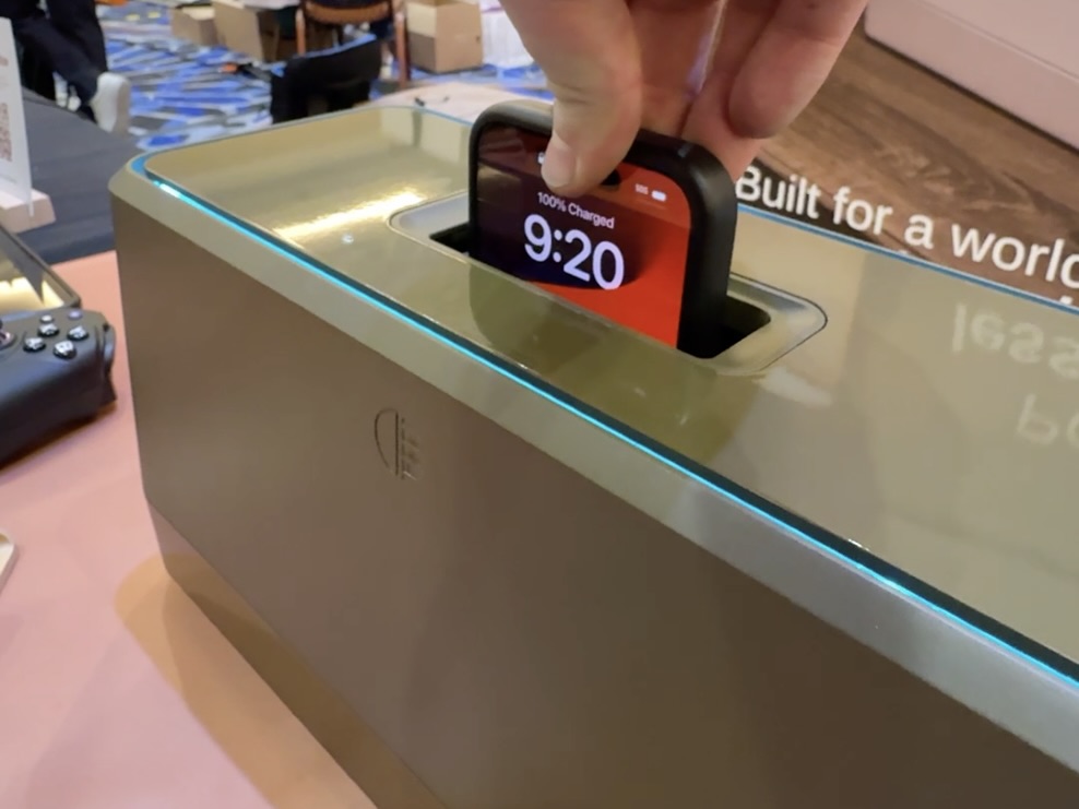 2秒でフルチャージ！ モバイルバッテリー内蔵のスマホケース「Swippitt